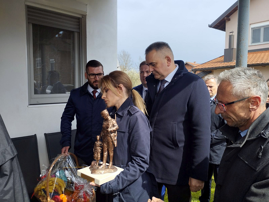 БРОД, 26. МАРТА /СРНА/ - Предсједник Владе Републике Српске Саво Минић, министар рада и борачко-инвалидске заштите Радан Остојић и министар за рад, запошљавања, борачка и социјална питања Србије Милица Ђурђевић Стаменковски уручили су признање "Милунка Савић" Миљи Зечевић из Сијековца, којој су злочинци убили три сина и мужа.