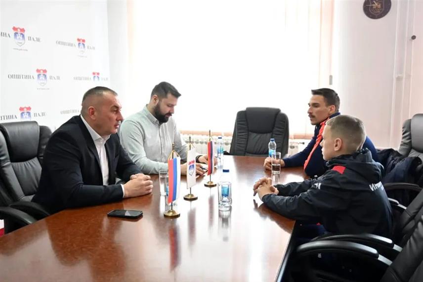 ПАЛЕ, 26. МАРТА /СРНА/ - Начелник општине Пале Дејан Којић уприличио је данас пријем за Уроша Гутића и Николу Клисару, чланове паљанског Атлетског клуба "Инвиктус", који су у протеклом периоду остварили запажене резултате на бројним такмичењима.