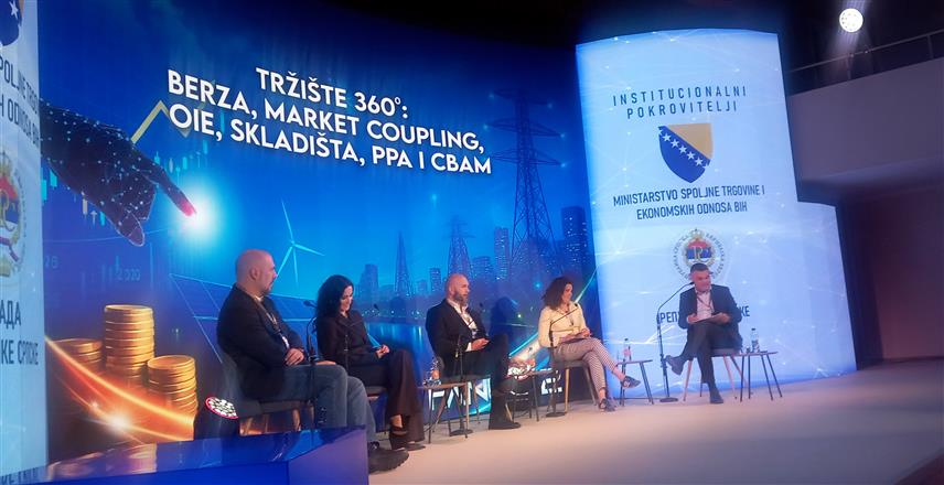 ТРЕБИЊЕ, 26. МАРТА /СРНА/ - Шеф сектора за електричну енергију у Секретаријату Енергетске заједнице Јасмина Tрхуљ учествовала је на панелу у оквиру Самита енергетике у Требињу, посвећеном енергетском тржишту.