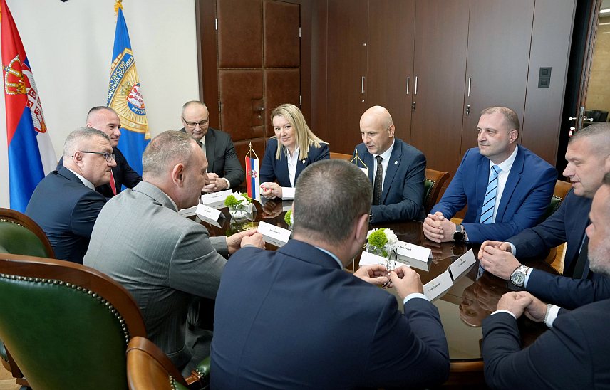 БЕОГРАД, 26. МАРТА /СРНА/ - Директори полиција Србије и Републике Српске Драган Васиљевић и Синиша Кострешевић разговарали су данас у Београду о безбједносним изазовима и унапређењу добре и високопрофесионалне сарадње у борби против свих видова криминала, те потврдили посвећеност наставку сарадње.