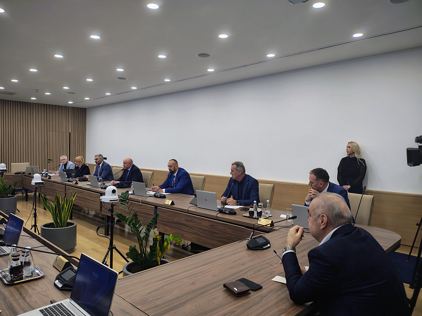 САРАЈЕВО, 26. МАРТА /СРНА/ - Влада Републике Српске учиниће све да ријеши проблеме које од њих буде захтијевао Конзорцијум "Логистика", изјавио је данас у Сарајеву министар саобраћаја и веза Републике Српске Зоран Стевановић.