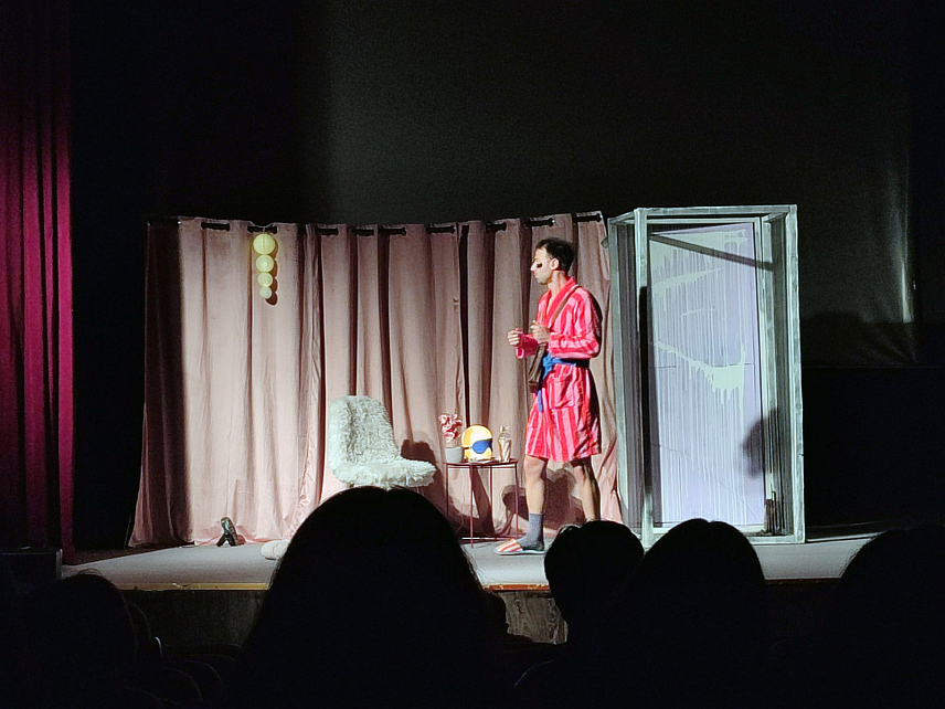 БРАТУНАЦ, 26. МАРТА /СРНА/ - Београдски глумац Стефан Урош Тешић извео је вечерас у Братунцу монодраму "Тачка кључања" у оквиру међународног фестивала Дани позоришта "Братунац театар фест".