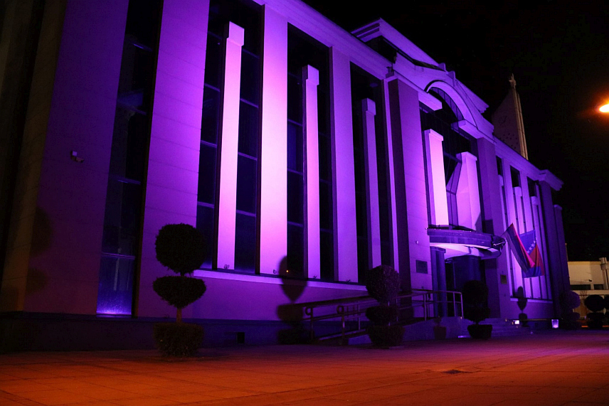 ДЕРВЕНТА, 26. МАРТА /СРНА/ - Зграда градске управе у Дервенти вечерас је освијетљена љубичастом бојом у знак подршке лицима обољелим од епилепсије.