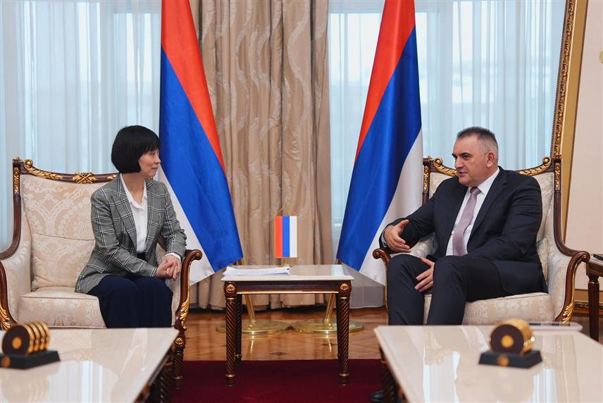 БАЊАЛУКА, 27. МАРТА /СРНА/ - Предсједник Владе Републике Српске Саво Минић на састанку у Бањалуци са амбасадорором Кине у БиХ Ли Фан.