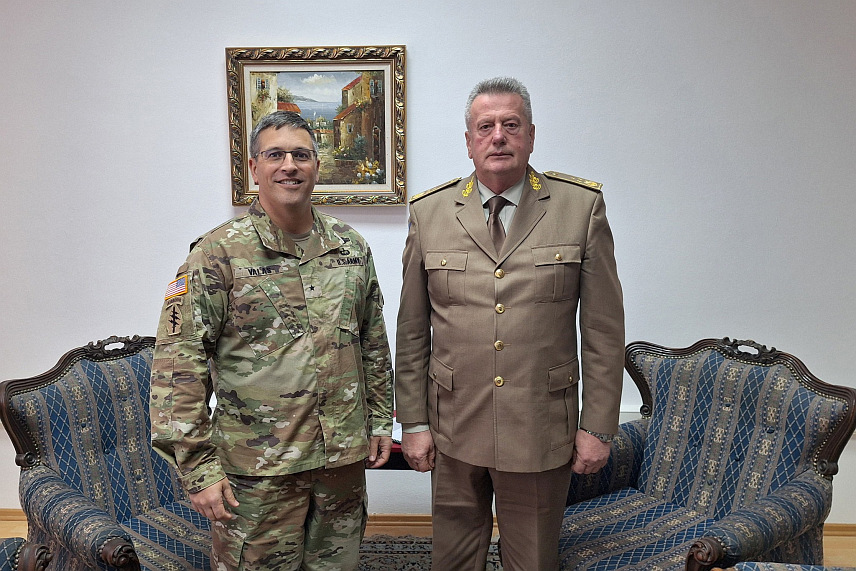 САРАЈЕВО, 27. МАРТА /СРНА/ - Начелник Заједничког штаба Оружаних снага БиХ генерал-пуковник Гојко Кнежевић и командант Штаба НАТО-а бригадни генерал Метју Валас на састанку у Сарајеву.