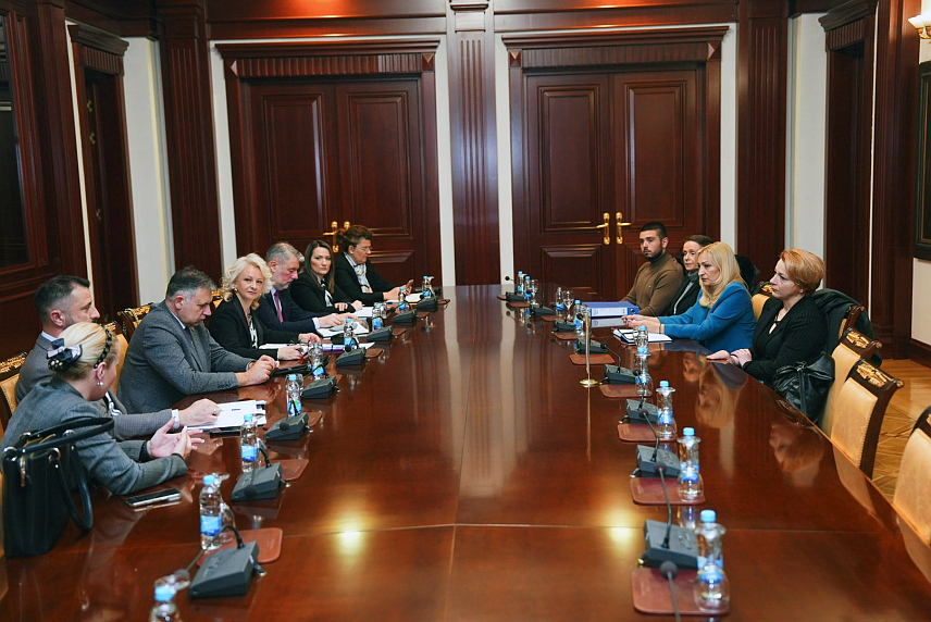 БАЊАЛУКА, 27. МАРТА /СРНА/ - Представници Владе Републике Српске, Центра за социјални рад Бањалука, Центра "Заштити ме" и родитеља дјеце са сметњама у развоју усагласили су данас модел по којем ће се у Бањалуци обезбиједити услуге дневног збрињавања за пунољетне кориснике са сметњама у развоју.