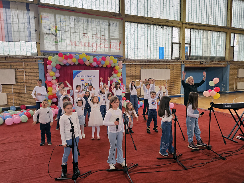 УГЉЕВИК, 27. МАРТА /СРНА/ - Спортска сала у Угљевику била је испуњена дјечијим смијехом, радошћу и пјесмом током концерта Дјечијег хора "Врапчићи", окупивши више од 400 малишана из ове локалне заједнице.