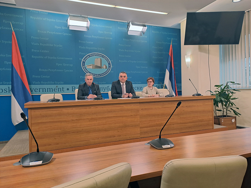 БАЊАЛУКА, 27. МАРТА /СРНА/ - Влада Републике Српске усвојила је данас сет измјена и допуна закона којима је предвиђено повећање плата буџетским корисницима за пет одсто од 1. априла.