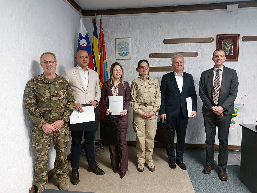 СРБАЦ, 27. МАРТА /СРНА/ - Службеницима општинске администрације Србац, те из градова Дервента и Градишка који су учествовали у дводневној обуци о сајбер безбједности, данас су у Српцу уручени сертификати и извршена примопредаја рачунарске опреме за ове три локалне заједнице.