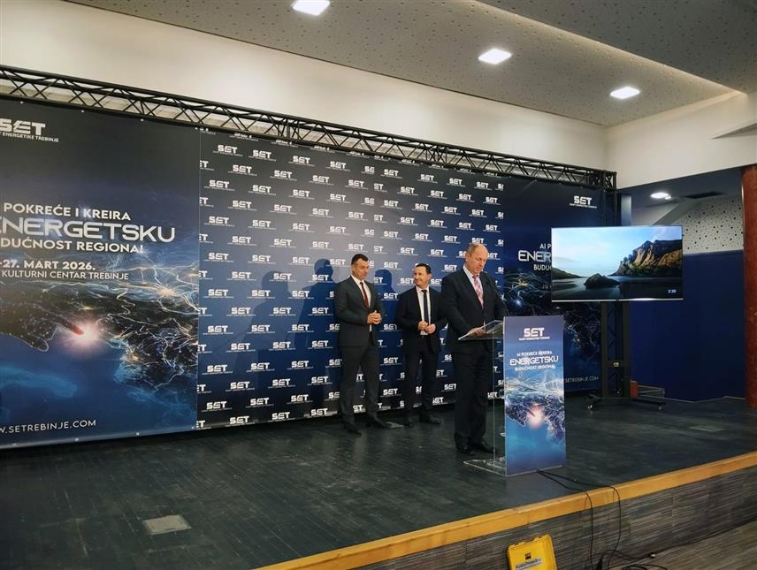 ТРЕБИЊЕ, 27. МАРТА /СРНА/ - Генерални директор "Електропривреде Републике Српске" Лука Петровић изјавио је данас да је важно сачувати енергетску независност и да је зато потребно извршити нова улагања у производну, преносну и дистрибутивну енергетску структуру.	
