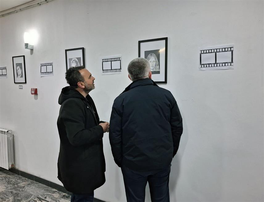 ИСТОЧНО НОВО САРАЈЕВО, 27. МАРТА /СРНА/ - Изложба портрета "Велика имена малих екрана" аутора Славише Вреће, која обухвата 26 радова умјетникових омиљених глумаца, отворена је вечерас у Културном центру Источно Ново Сарајево.
