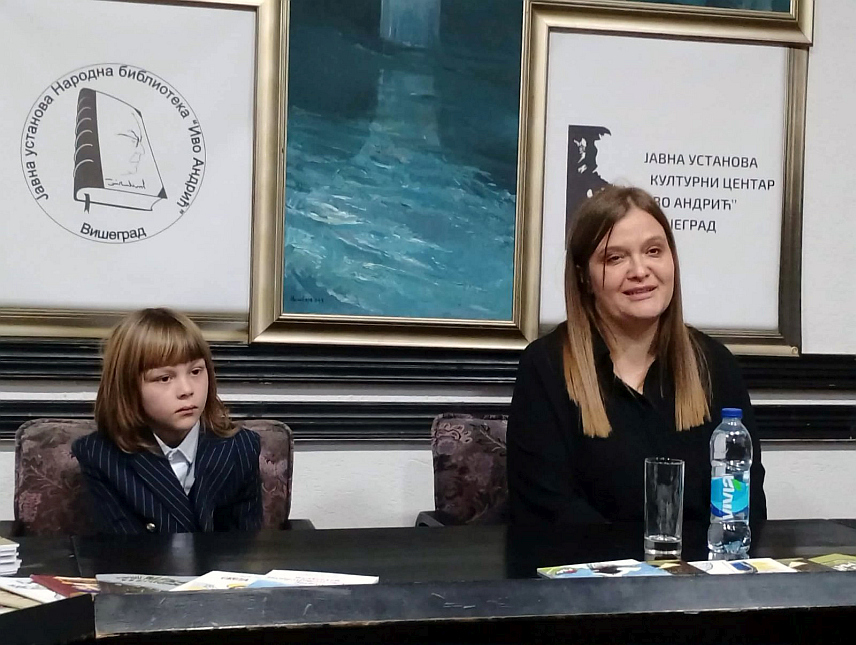 ВИШЕГРАД, 27. МАРТА – У Културном центру "Иво Андрић" у Вишеграду вечерас су промовисана дјела за дјецу Маје Ковачевић, самохране мајке једанаесторо дјеце из Краљева.