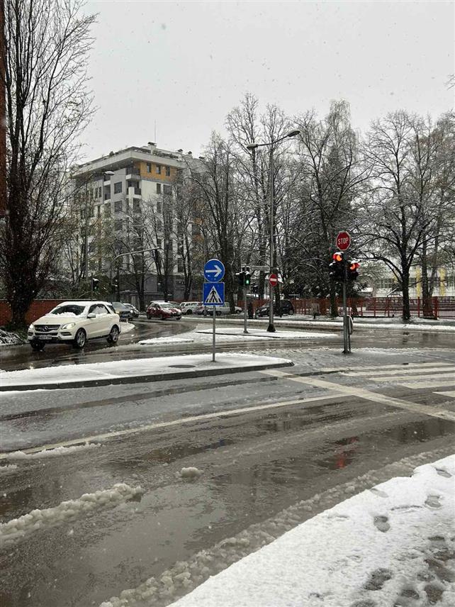 БАЊАЛУКА, 27. МАРТА /СРНА/ - Снијег јутрос пада у Бањалуци, али се саобраћај одвија без потешкоћа.