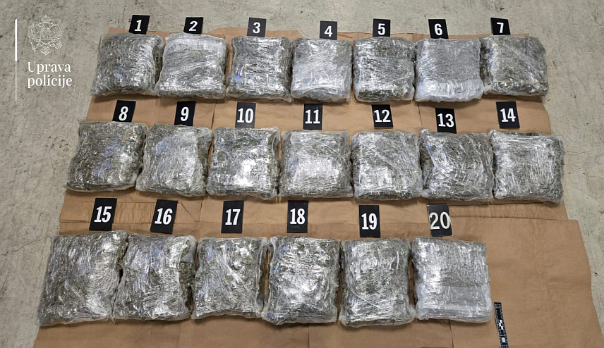 ПОДГОРИЦА, 28. МАРТА /СРНА/ - Црногорска полиција залијенила је на Граничном прелазу Добраково 21 килограм марихуане и ухапсила двадесетдеветогодишњег мушкарца из Зете, саопштено је из Управе полиције.