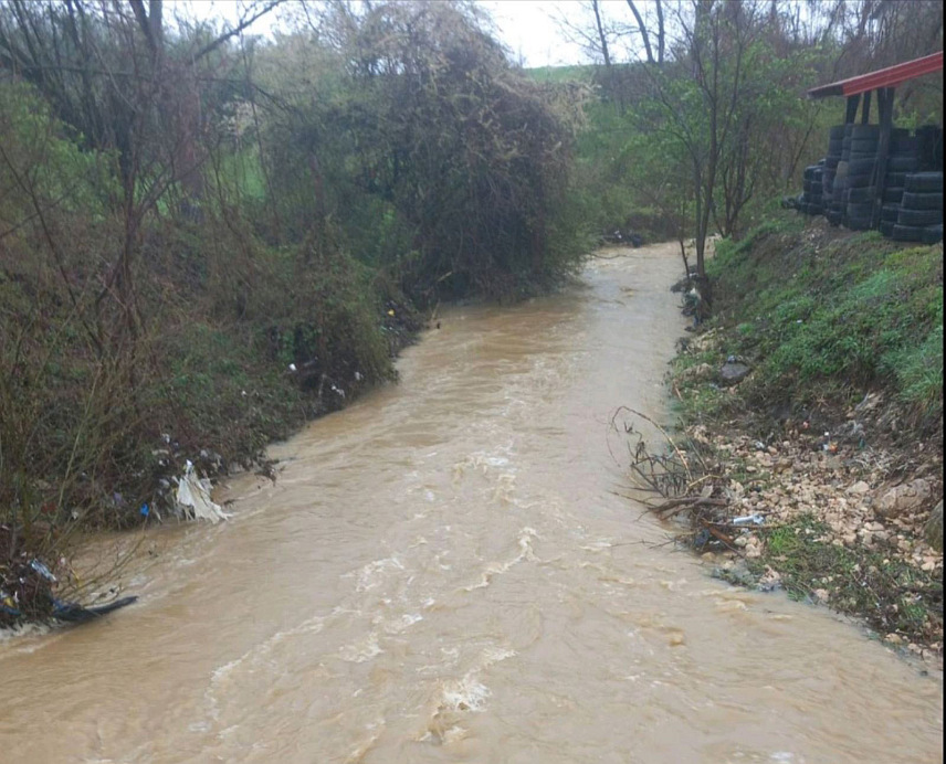 ЗВОРНИК, 28. МАРТА /СРНА/ - Нема опасности од изливања Дрине из корита, јер проток ове ријеке на Хидроелектрани "Мали Зворник" износи 704 метра кубна у секунди, а доток низводно од Хидроелектране "Бајина Башта" је 500 метара кубних у секунди, Локањска ријека се излила на локални пут у истоименом насељу због зачепљености канала, док су ријеке Сапна и Хоча у коритима.