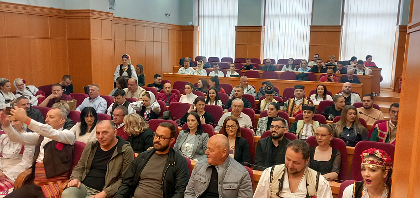 ТРЕБИЊЕ, 28. МАРТА /СРНА/ - У Требињу се одржава Седма смотра фолклорних ансамбала ветерана на којој учествују 32 културно-умјетничка друштва из региона и 1.153 учесника, а пријем за њихове представнике данас је уприличио градоначелник Требиња Мирко Ћурић.