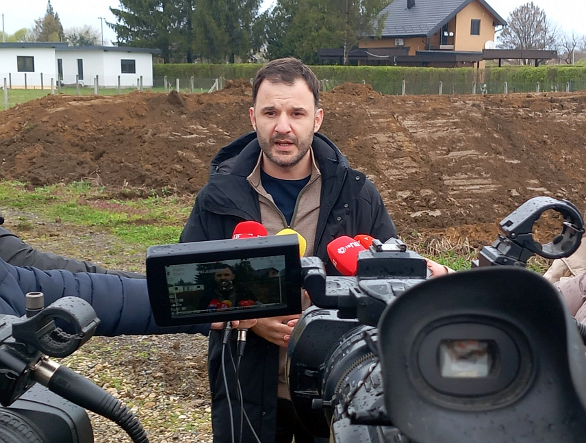 ПРИЈЕДОР, 28. МАРТА /СРНА/ - У Приједору ће кроз неколико сати бити завршена изградња привременог земљаног насипа у насељу Гомјеница уз ријеку Сану у дужини од 1,7 километара, изјавио је данас градоначелник Приједора Слободан Јавор.