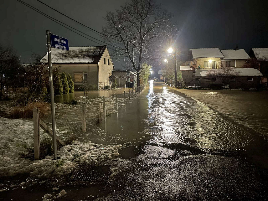 ПРИЈЕДОР, 28. МАРТА /СРНА/ - Штаб за ванредне ситуације града Приједора прогласио је први степен приправности одбране од поплава усљед наглог пораста водостаја бујичних водотока.