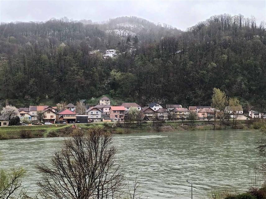 ЗВОРНИК, 29. МАРТА /СРНА/ - Проток Дрине на Хидроелектрани "Мали Зворник" износи 704 метра кубних у секунди, а проток на Хидроелектрани "Бајина Башта" око 670 метара кубних у секунди, што је у границама пројектоване вриједности.