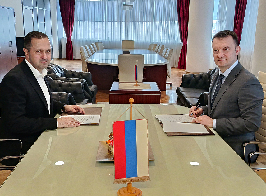 БАЊАЛУКА, 2. МАРТА /СРНА/ - Директор Пореске управе Републике Српске Горан Маричић и предсједник Нотарске коморе Српске Борислав Радић потписали су данас анекс споразума којим је тачно дефинисан међусобни однос и начин приступа нотара додатним подацима из евиденција Пореске управе Српске.