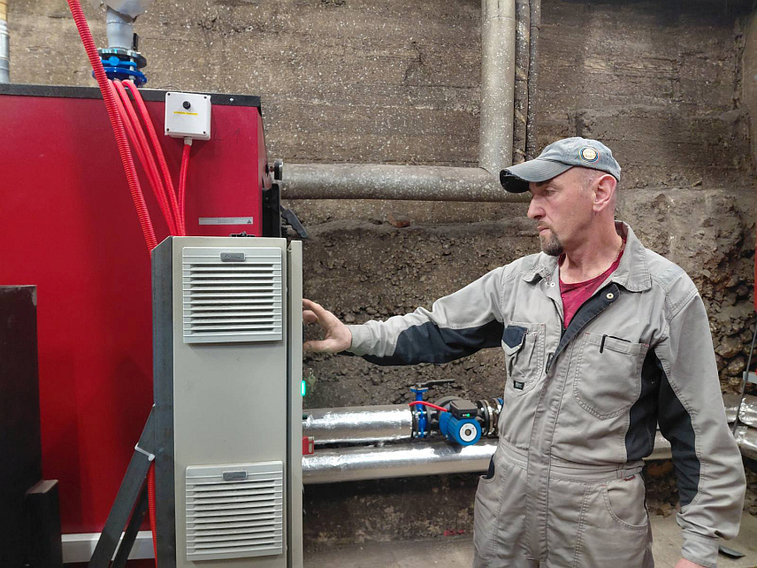 ВЛАСЕНИЦА, 2. МАРТА /СРНА/ - Реконструисано гријање почело је данас са радом у Средњошколском центру "Милорад Влачић" у Власеници, за шта је утрошено 238.000 КМ, а ријешен је вишедеценијски проблем.Начелник општине Мирослав Краљевић у обиласку гријања у Средњошколском центру.