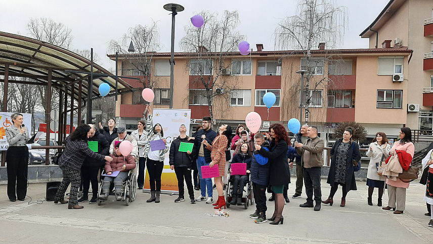ПРЊАВОР, 2. МАРТА /СРНА/ - Удружење "Невен" данас је окупљањем чланова на тргу у Прњавору и пуштањем у ваздух разнобојних балона са симболичним порукама обиљежило Међународни дан ријетких болести.