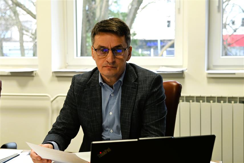 ДOБOJ, 2. МАРТА /СРНА/ - Вршилац дужности генералног директора ЖРС Драган Зеленковић је у отвореном писму навео да су ЖРС на годишњем нивоу за "Нову жељезару" превозиле 1.400.000 тона жељезне руде, секундарног жељеза и осталог репроматеријала, остварујући приход од око 19.000.000 КМ, што је чинило око 60 одсто укупних прихода превоза робе.