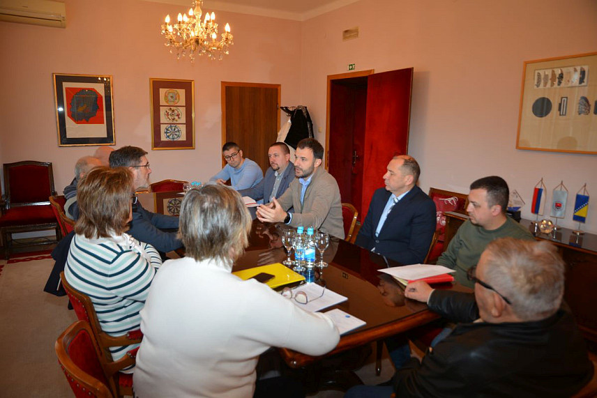 ПРИЈЕДОР, 30. МАРТА /СРНА/ - Градоначелник Приједора Слободан Јавор разговарао је данас са генералним конзулом Хрватске у Бањалуци Зораном Пиличићем и мјештанима Шурковца и Горњег Волара, у којима живи већи број хрватских повратника, о санацији и унапређењу двије појединачне дионице локалних путева и могућностима за побољшање услова живота.