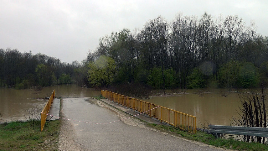 БРЧКО, 30. МАРTА /СРНА/ - Водостаји ријека Брке и Tиње у горњим токовима су у благом опадању и ситуација се стабилизује, али су због изливања Tиње у доњем току непроходни путеви до насеља Доњи Вукшић и засеока Дренова.