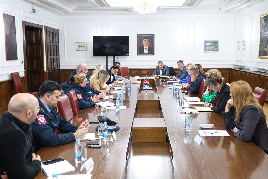 БАЊАЛУКА, 30. МАРТА /СРНА/ - Ванредна ситуација данас је проглашена у 20 бањалучких мјесних заједница које су највише погођене сњежним падавинама, одлучио је Штаб за ванредне ситуације.