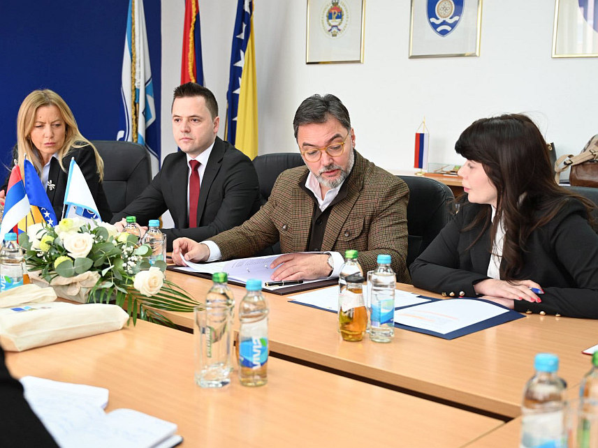 САРАЈЕВО, 30. МАРТА /СРНА/ - Министар спољне трговине и економских односа у Савјету министара Сташа Кошарац разговарао је данас са начелником Фоче Миланом Вукадиновићем и резидентним представником УНДП-а Реноом Мејером о реализацији кључних пројеката у тој локалној заједници.