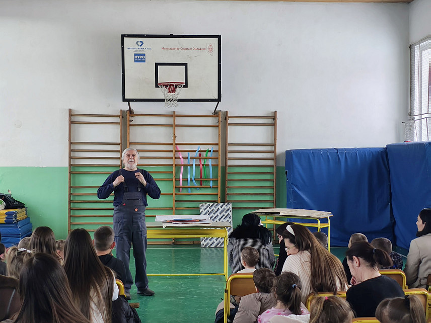 СОКОЛАЦ, 30. МАРТА/ СРНА/- У оквиру овогодишњег Међународног фестивала професионалних луткарских позоришта за дјецу " Лут фест" у Сокоцу је данас изведена интерактивна представа за дјецу " Искакалице" коју је извео Театар "Царан" из Зрењанина.