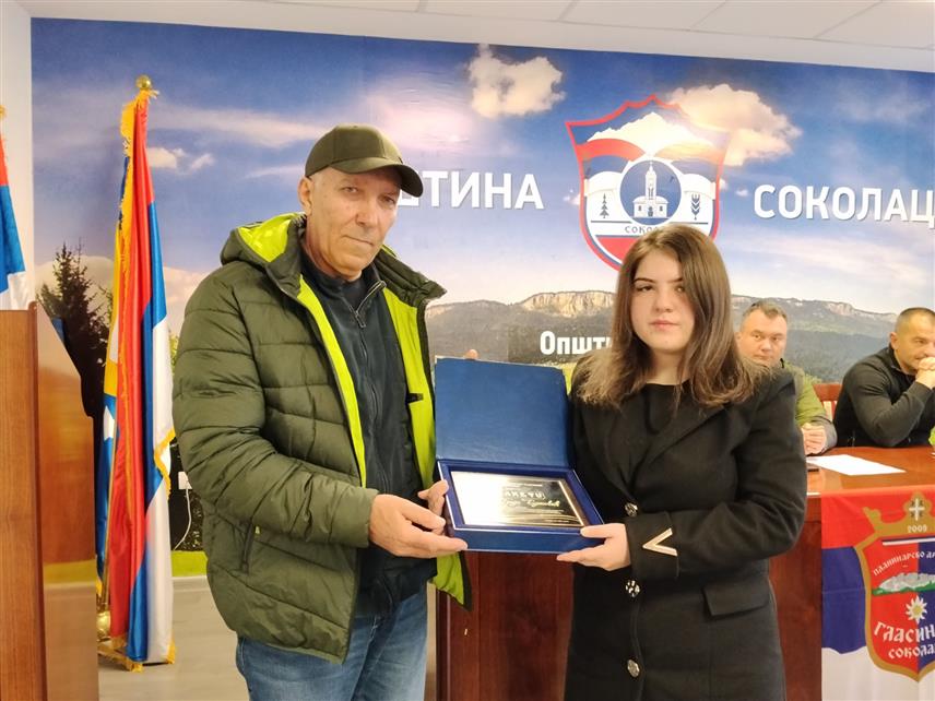 СОКОЛАЦ, 30. МАРТА /СРНА/ - Планинарско друштво "Гласинац" са Сокоца. Скупштина друштва усвојила је вечерас финансијски и план рада за ову годину, као и извјештај о раду и финансијском пословању за претходну годину, а изабран је и нови Управни одбор, који ће именовати ново руководство друштва.