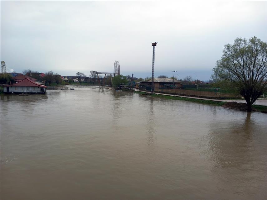 ПРИЈЕДОР, 30. МАРТА /СРНА/ - Водостаји Сане и Гомјенице у Приједору су у стагнацији, док је саобраћај на путу Козарац - Мраковица је и даље обустављен, саопштено је јутрос из Одсјека за цивилну заштиту.