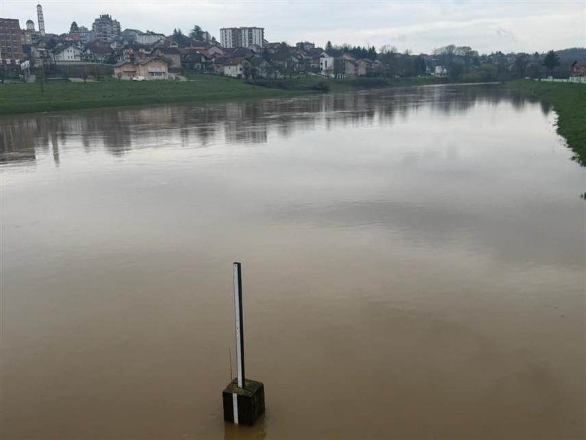 ДЕРВЕНТА, 31. МАРТА /СРНА/ - Водостај ријеке Укрине на мјерној станици код Старог моста јутрос опада и износи 151 центиметар.