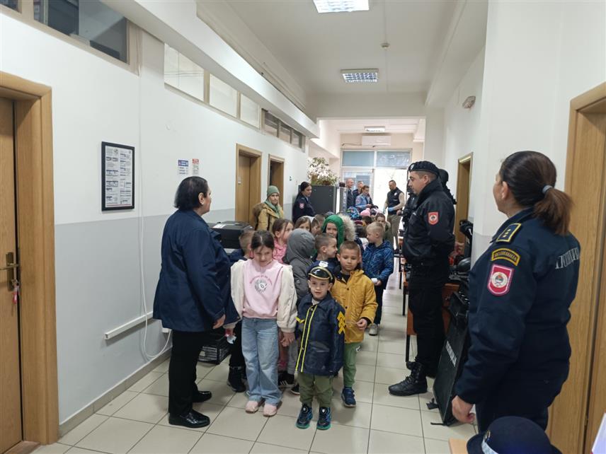 ИСТОЧНО САРАЈЕВО, 31. МАРТА /СРНА/ - Полицијска управа Источно Сарајево отворила је данас врата својих организационих јединица за најмлађе суграђане, који су кроз дружење и прилагођене садржаје имали прилику да се упознају са радом полиције у оквиру обиљежавања 4. априла - Дана полиције Републике Српске.