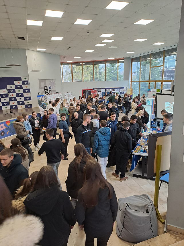 БАЊАЛУКА, 31. МАРТА /СРНА/ - У Бањалуци је данас отворен дводневни "Сајам занимања 2026" који за циљ има да се ученицима завршних разреда основних школа са подручја овог града омогући да препознају своје склоности при избору будућег занимања и наставка образовања.