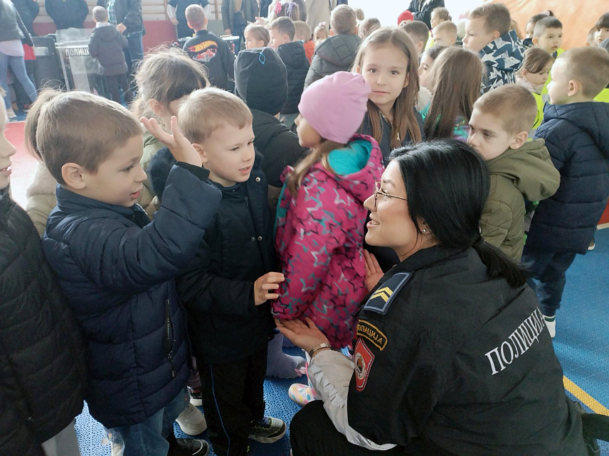 БИЈЕЉИНА, 31. МАРТА /СРНА/ - Полицијска управа Бијељина промовисала је данас ову професију међу најмлађим суграђанима како би полицијски позив приближили дјеци кроз непосредан сусрет са људима који брину о њиховој сигурности.