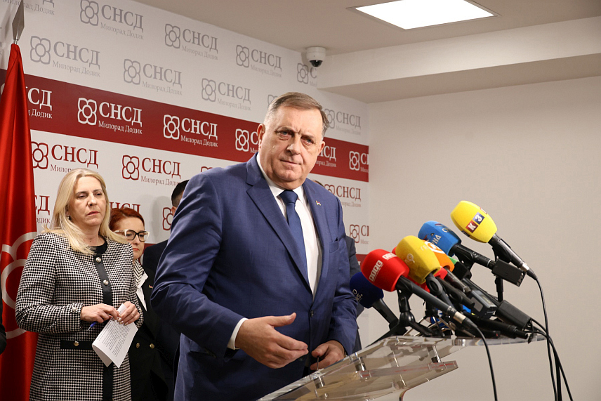 БАЊАЛУКА, 31. МАРТА /СРНА/ - Предсједник СНСД-а Милорад Додик на конференцији за новинаре у Бањалуци у паузи сједнице Предсједништва те политичке партије. /Фото - Борислав Здриња/