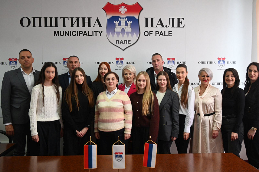 ПАЛЕ, 31. МАРТА /СРНА/ - Начелник општине Пале Дејан Којић организовао је данас пријем за ученике Гимназије "Сергеј Пахно" из Краснодара који ће се наредних дана упознати са туристичким и културним потенцијалима Сарајевско-романијске регије.