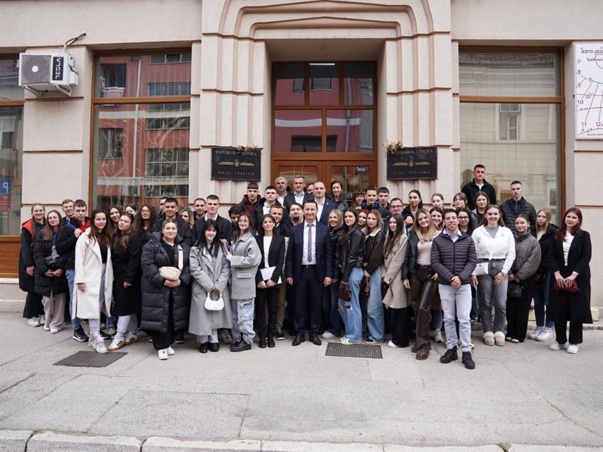 TРЕБИЊЕ, 31.МАРТА /СРНА/ - Градоначелник Требиња Мирко Ћурић данас је у Градској управи примио групу младих учесника програма "Бус демократије - Изградња повјерења и сарадње између младих и локалних власти", који реализује организација "Цивитас".
