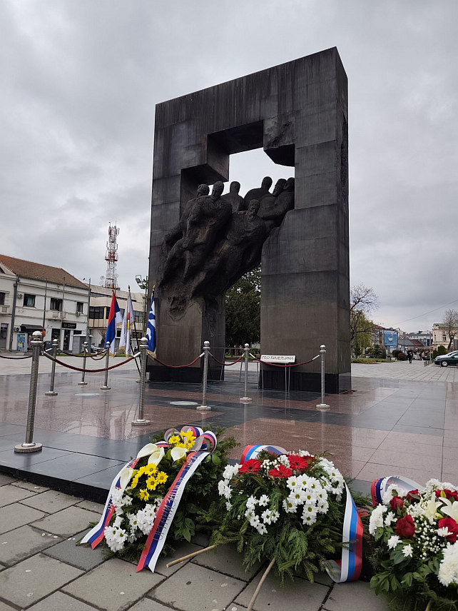 БИЈЕЉИНА, 31. МАРТА /СРНА/ - Дан одбране Бијељине од напада муслиманских паравојних формација 1992. године обиљежен је данас одавањем почасти српским борцима који су живот дали у Одбрамбено-отаџбинском рату.