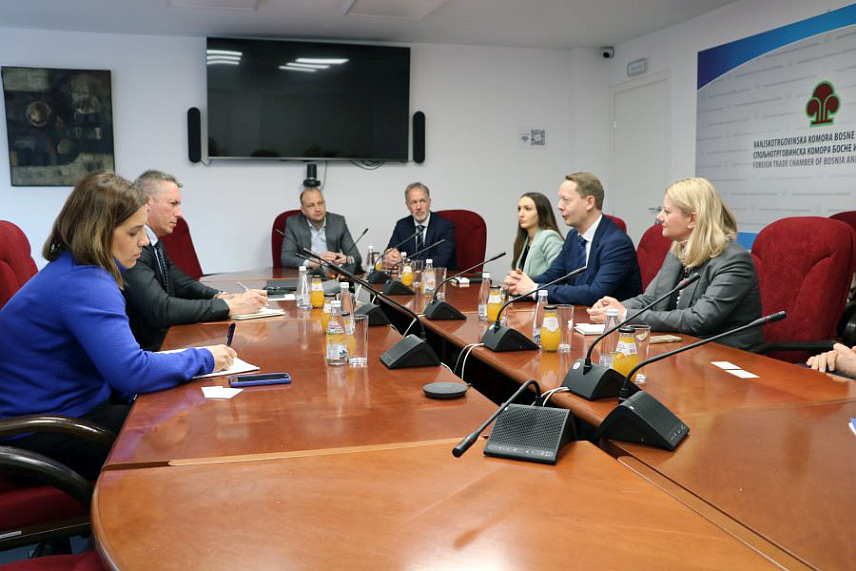 САРАЈЕВО, 31. МАРТА /СРНА/ - Америчка технолошка компанија "Сијена", глобални лидер у области оптичких мрежа и дигиталне инфраструктуре, заинтересована је за инвестирање у БиХ и шири регион, речено је на састанку представника ове компаније са потпредсједником Спољнотрговинске коморе БиХ Вјекославом Вуковићем.	

