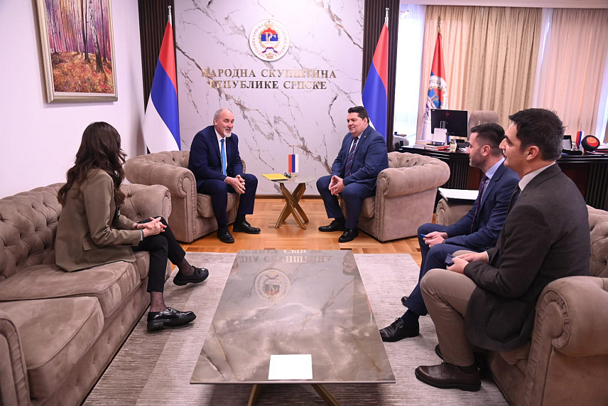 БАЊАЛУКА, 3. МАРТА /СРНА/ - Предсједник Народне скупштине Републике Српске Ненад Стевандић састао се данас у Бањалуци са амбасадором Швајцарске у БиХ Габријелом Деригетијем.