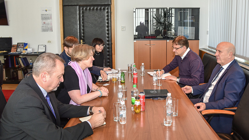 САРАЈЕВО, 3. МАРТА /СРНА/ - Замјеник министра безбједности у Савјету министара Ивица Бошњак и чешки амбасадор у БиХ Јана Лолић Шинделкова изразили су данас спремност за наставак дијалога и тражење рјешења у сарадњи са надлежним институцијама ЕУ и земљама чланицама с циљем очувања стабилности транспортног сектора и несметаног одвијања трговинских токова.
