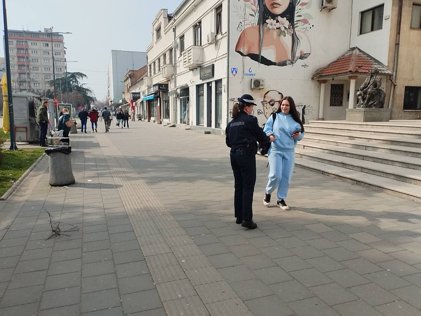 БИЈЕЉИНА, 3. МАРТА /СРНА/ - Акција дијељења промотивних летака, посвећена унапређењу одговора на дигитално насиље над женама и дјевојчицама, одржана је на централном градском тргу у Бијељини, у сарадњи са Мрежом жена Министарства унутрашњих послова /МУП/ Републике Српске.