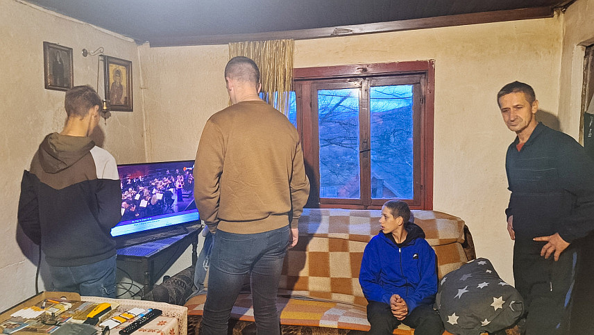 БИЈЕЉИНА, 3. МАРТА /СРНА/ - Представници Општинског одбора Републичке странке Српске /РСС/ у Власеници поклонили су телевизијски пријемник породици ратног војног инвалида Душка Мишића /58/ који са два сина живи у селу Цикотска Ријека, саопштено је из ове странке.