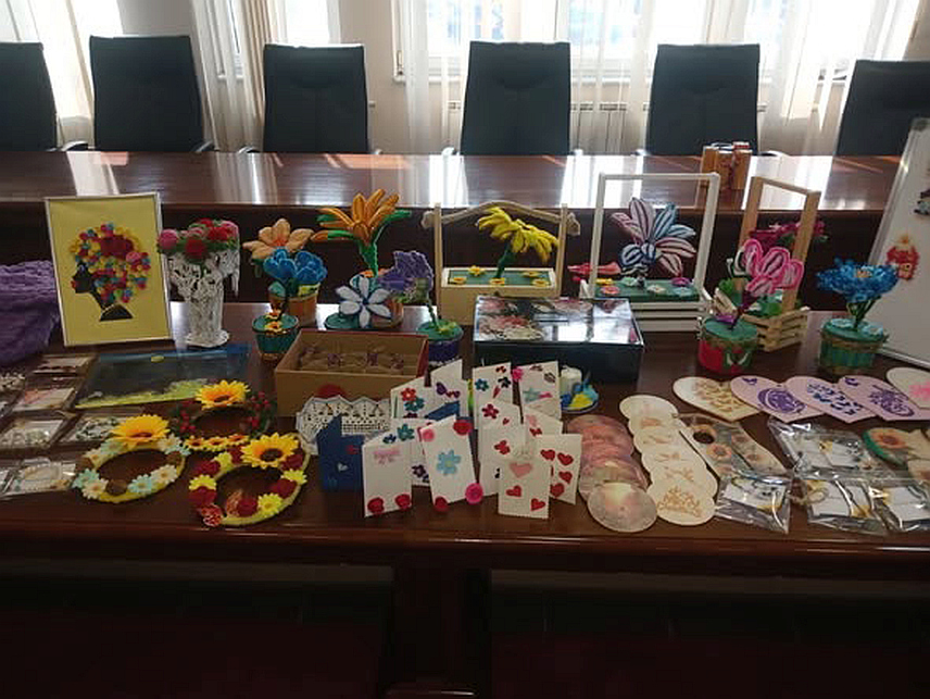 БИЈЕЉИНА, 3. МАРТА /СРНА/ - Управа и запослени "Електро-Бијељине" угостили су данас чланове Удружења "Бијељинска дјеца сунцокрети" који су у предузећу организовали осмомартовску продају артикала које су сами направили, саопштено је из тог предузећа.