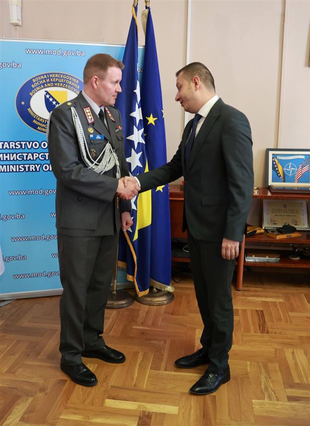 САРАЈЕВО, 3. МАРТА /СРНА/ - Замјеник министра одбране у Савјету министара Александар Гогановић и новоименовани војни аташе Финске у БиХ бригадир Тер Савонен на састанку у Сарајеву.