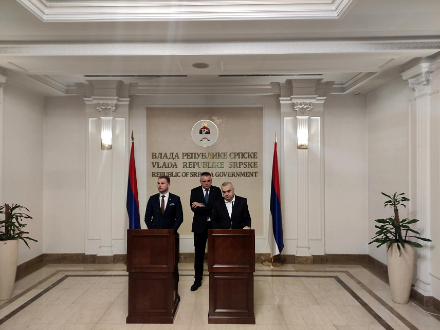 БАЊАЛУКА, 3. МАРТА /СРНА/ - Предсједник Владе Републике Српске Саво Минић, градоначелник Бањалуке Драшко Станивуковић и министар саобраћаја и веза Републике Српске Зоран Стевановић на конференцији за новинаре након састанка.